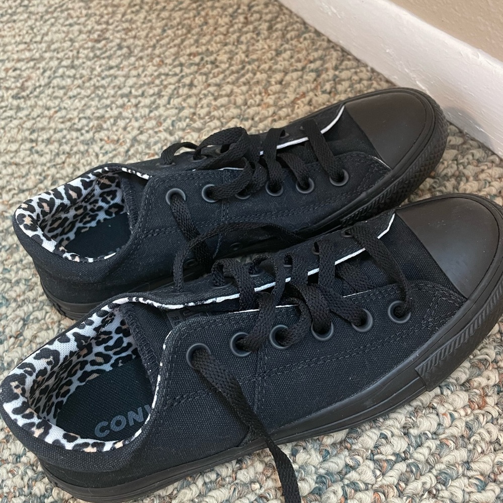 Size 8 black converse shoes🖤